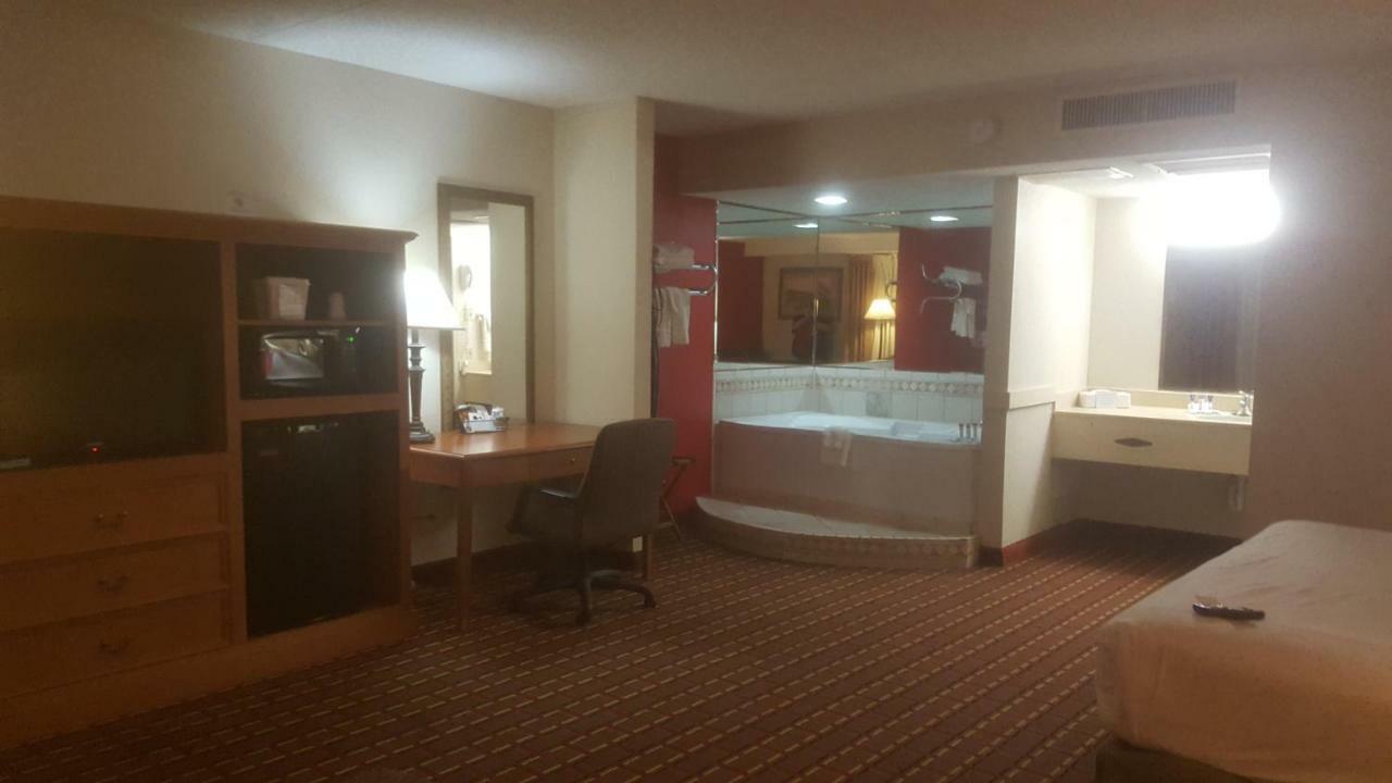 Salina Ambassador Hotel & Conference Center Kültér fotó